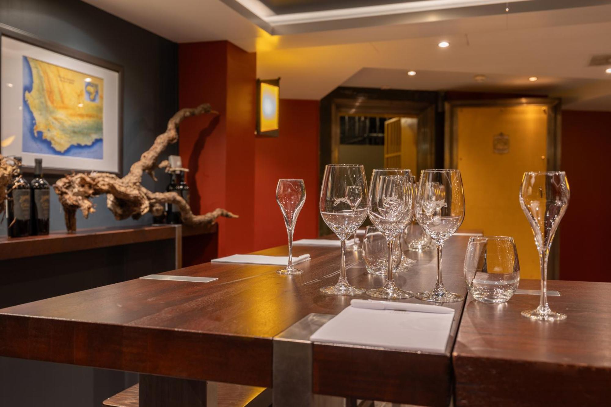 Grand Hotel Amrath Амстердам Екстериор снимка Wine tasting room at the Wine & Spirit Education Trust