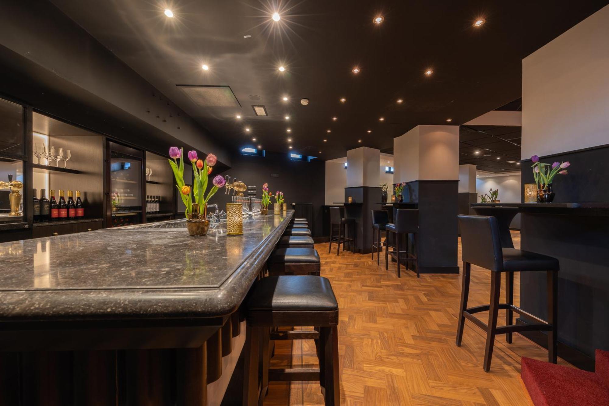 Grand Hotel Amrath Амстердам Екстериор снимка Interior of a typical izakaya