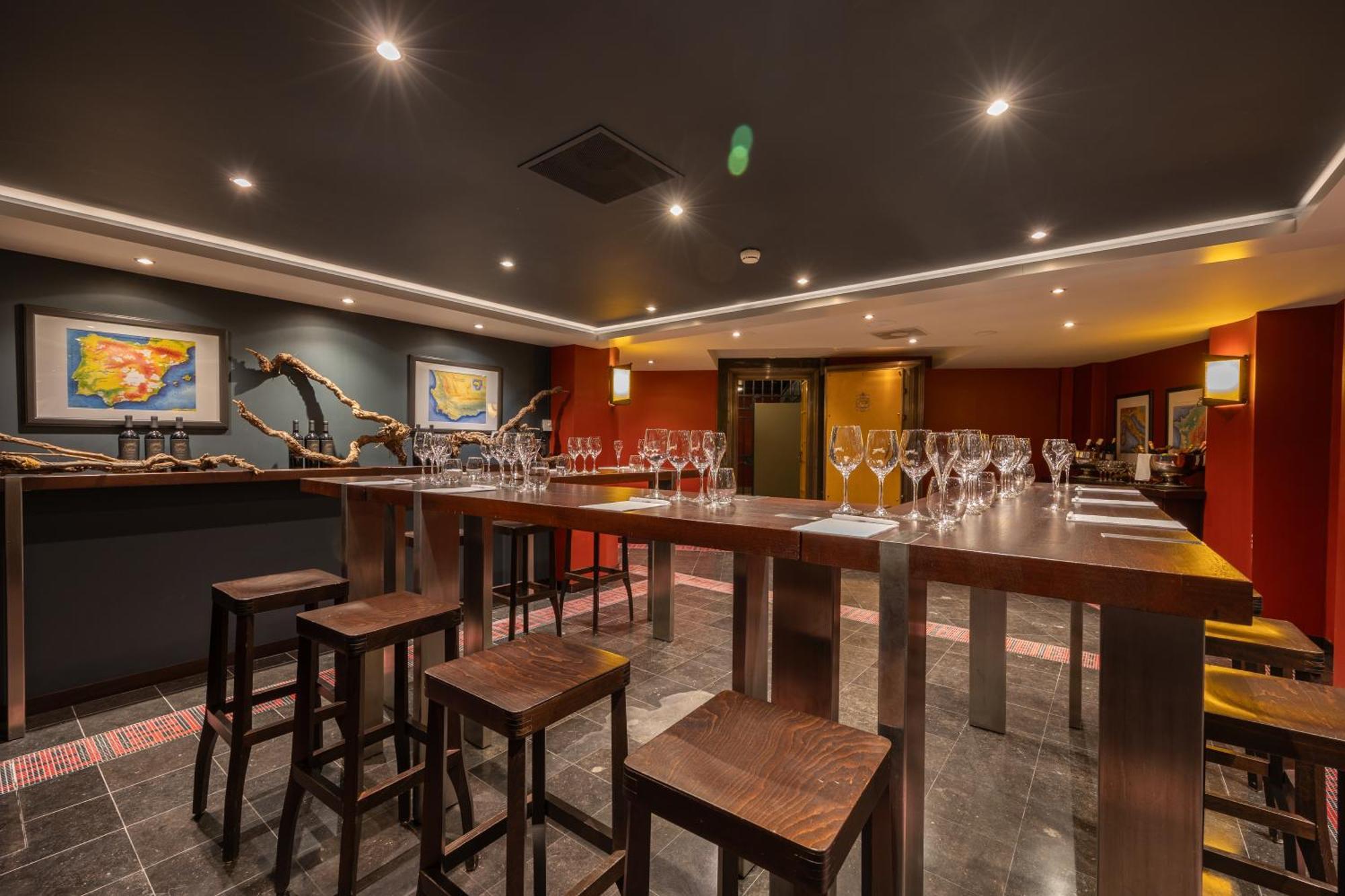 Grand Hotel Amrath Амстердам Екстериор снимка Wine tasting room at the Wine & Spirit Education Trust