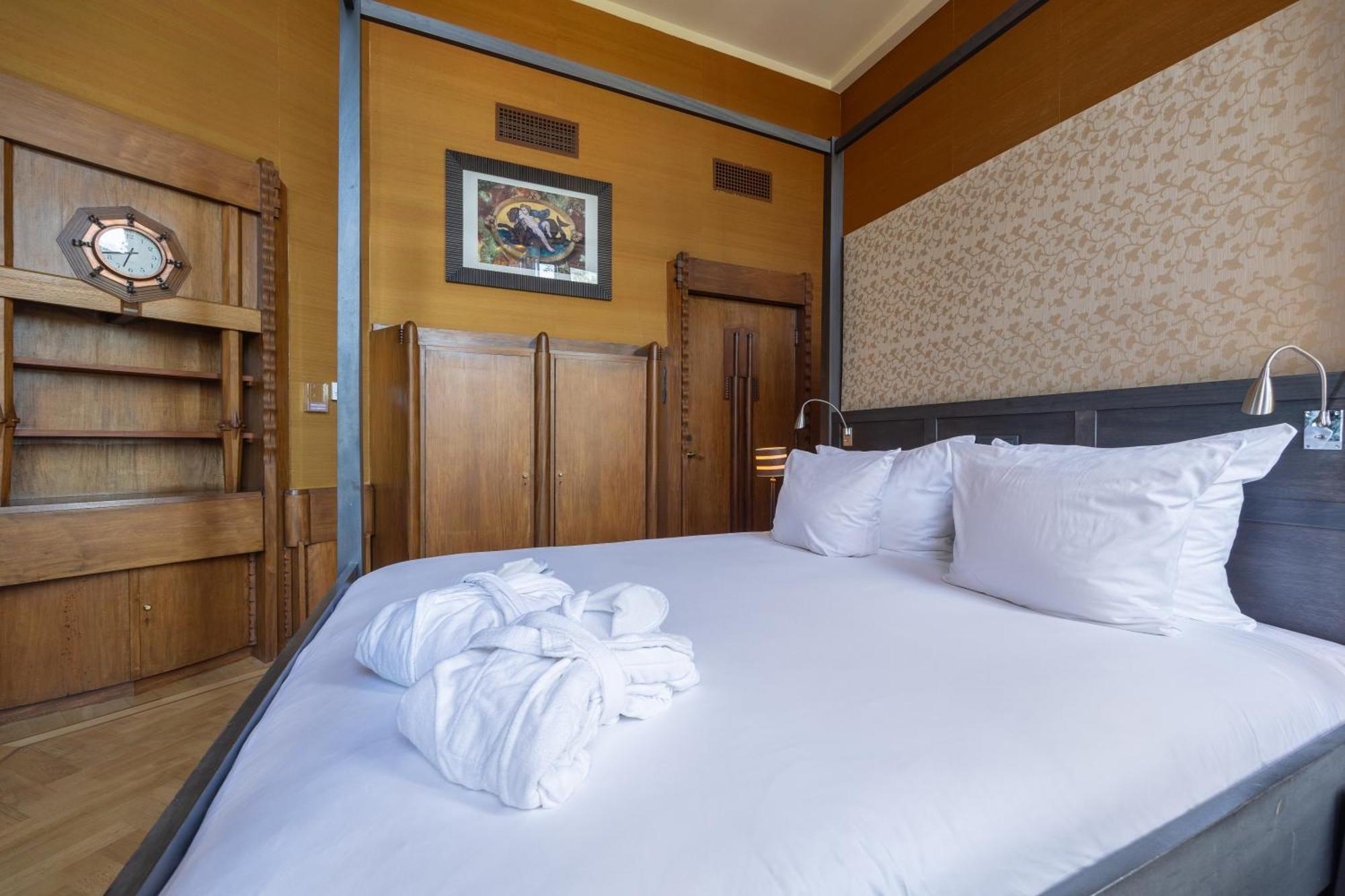 Grand Hotel Amrath Амстердам Екстериор снимка A bedroom at the hotel