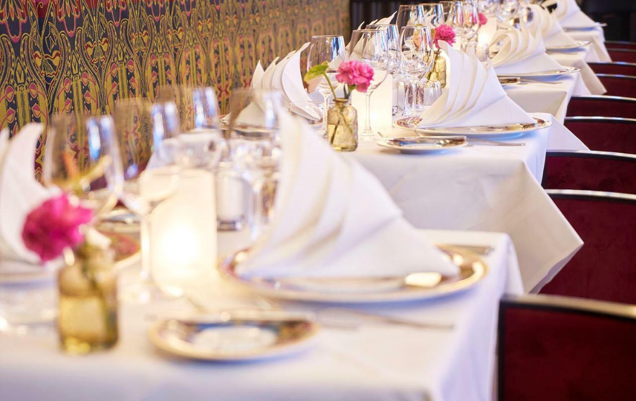 Grand Hotel Amrath Амстердам Екстериор снимка A table set for fine dining